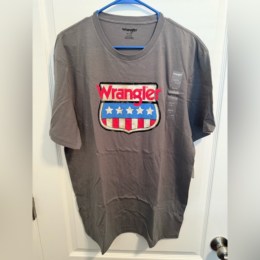Wrangler Men’s Gray Short Sleeve Tee with Red and Blue Graphic - Size Large NWT